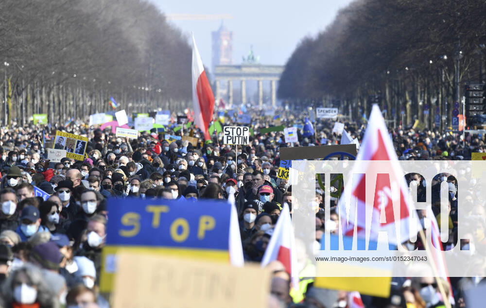 Several thousand people have demonstrated on Sunday 27 02 2022 in Berlin against the Russian invasion of Ukraine and for peace in Europe Called by a broad alliance of peace , environmental and aid organizations as well as unions and churches See epd message from 27 02 2022 Thousands at the peace demonstration in Berlin