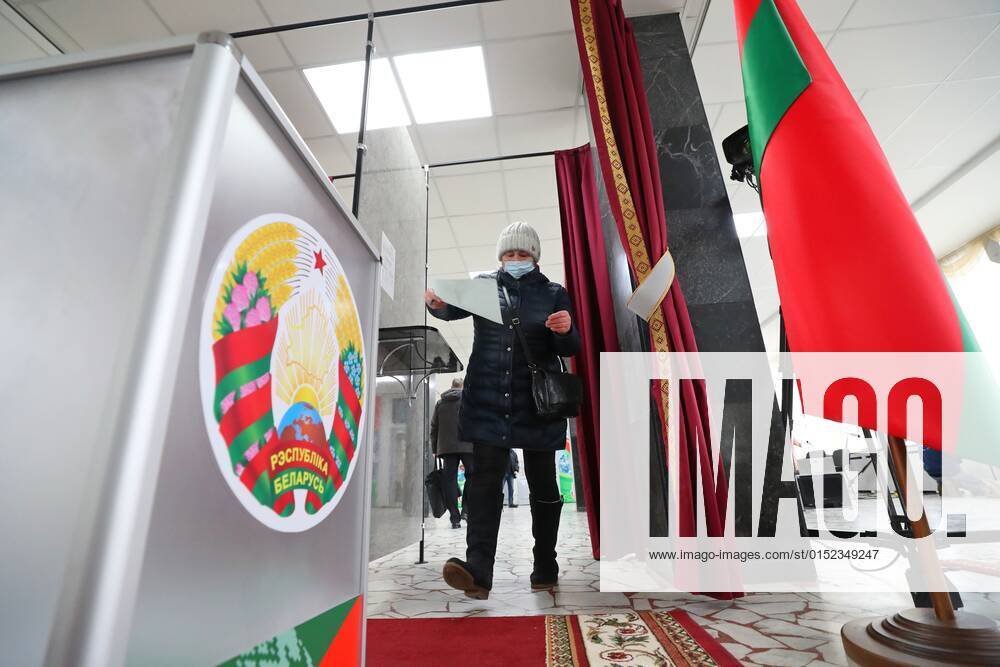(220227) -- MINSK, Feb. 27, 2022 -- A citizen votes at a polling station in Minsk, Belarus, Feb. 27, 2022. The main voting for a nationwide referendum on amending the country s constitution began in Belarus on Sunday morning. The voting started at 8:00 a.m. local time (0500 GMT) and will last until 8:00 p.m. (1700 GMT). (Photo by Xinhua) BELARUS-REFERENDUM-AMENDING-CONSTITUTION HenadzxZhinkov