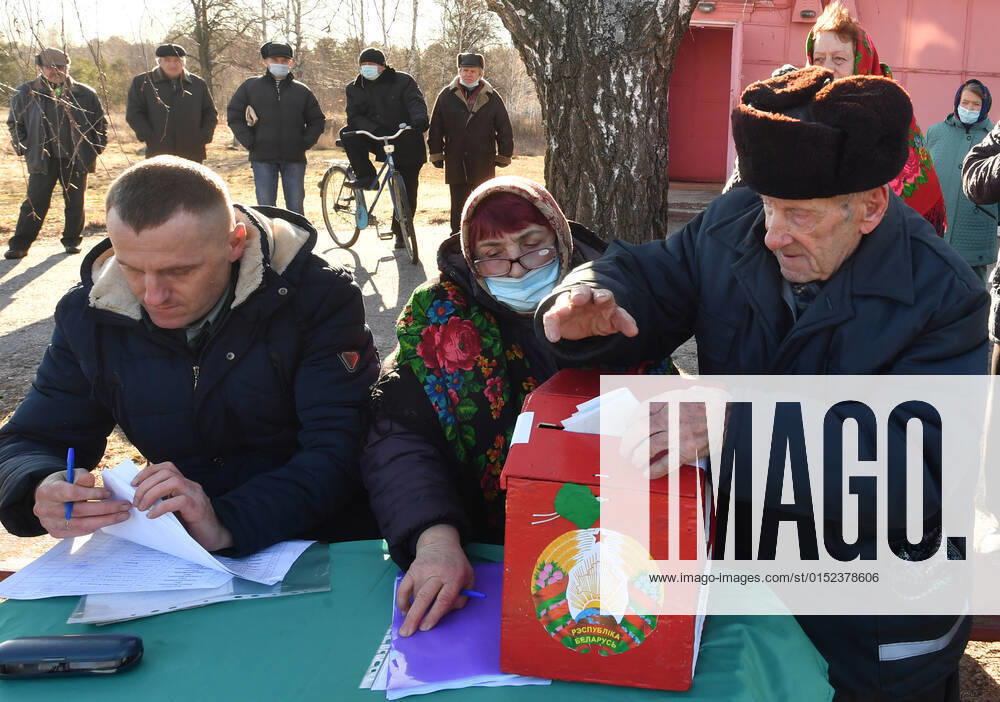 Belarus Constitutional Referendum 8128237 27.02.2022 A local resident casts his ballot during a referendum on amendments to the Belorussian constitution in the village of Zhmurnoye, in Lelchitsky district of the Gomel region, Belarus. Viktor Drachev Sputnik Gomel region Belarus