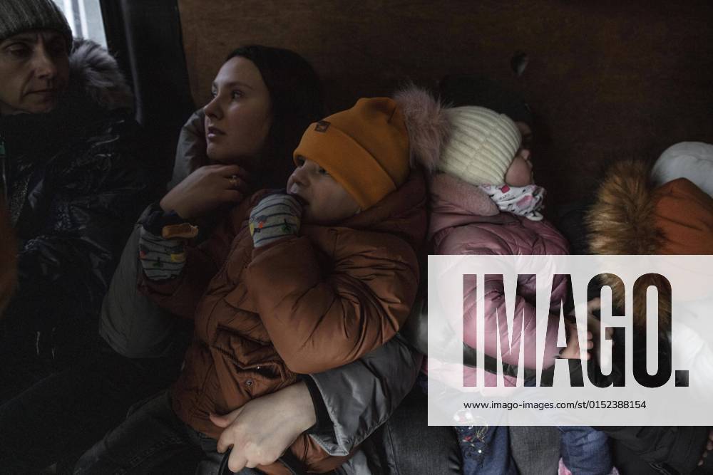 Ukrainian refugees, on the way to the border a long line of cars has formed of almost 20 kilometers, the refugees are mostly on foot, minibuses bring women and children over a stretch of road to the border, Mostyska, Ukraine, Europe