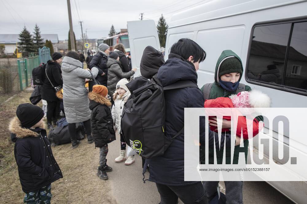 Ukrainian refugees, on the way to the border a long line of cars has formed of almost 20 kilometers, the refugees are mostly on foot, minibuses bring women and children over a stretch of road to the border, Mostyska, Ukraine, Europe