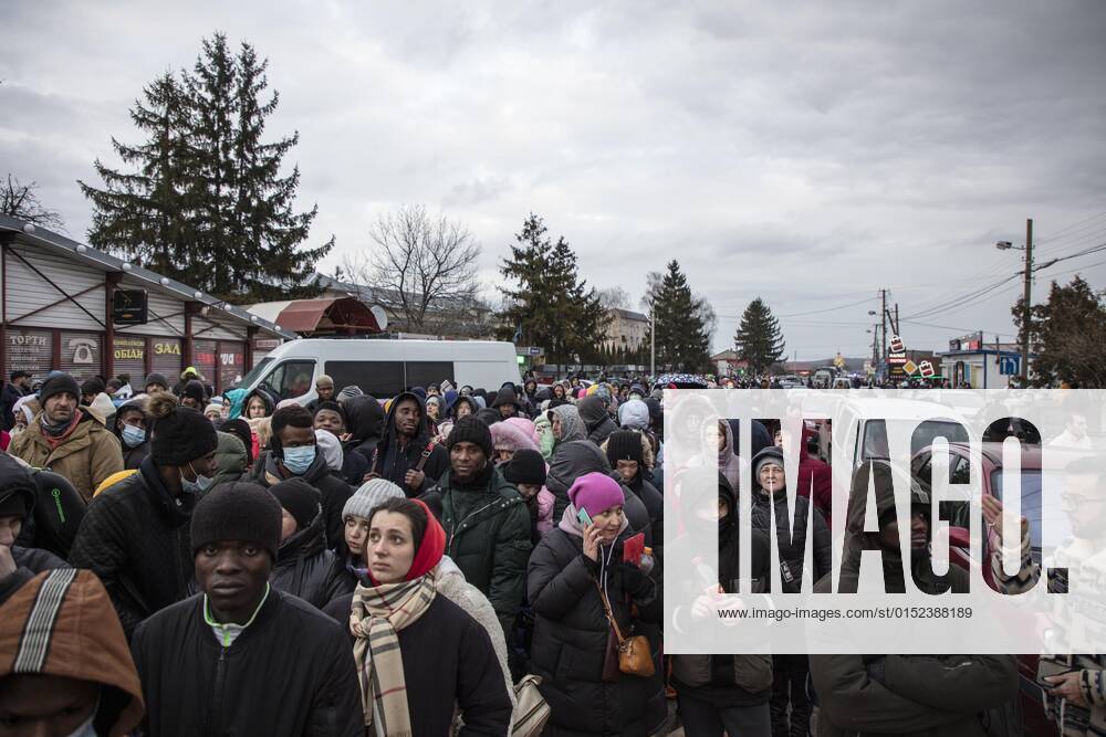 Ukrainian refugees at the border, long queues have formed in front of the border control, border crossing, Mostyska, Ukraine, Europe