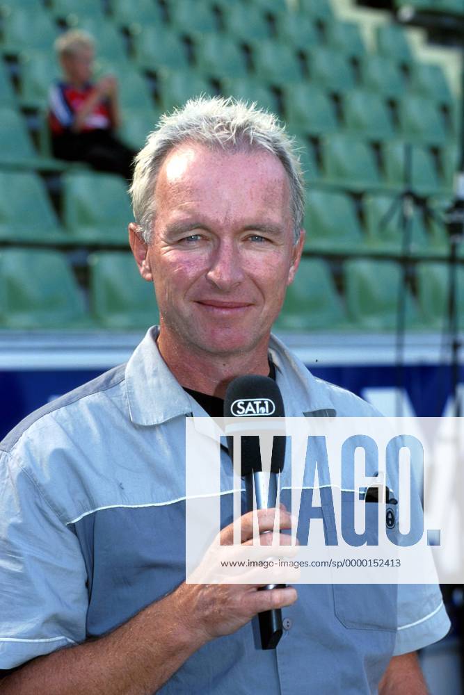 Sportreporter Ulli Köhler (Sat. 1) mit Mikrofon Fußball 1. BL Herren Saison 1999 2000, Fernsehen Einzelbild BayArena Leverkusen