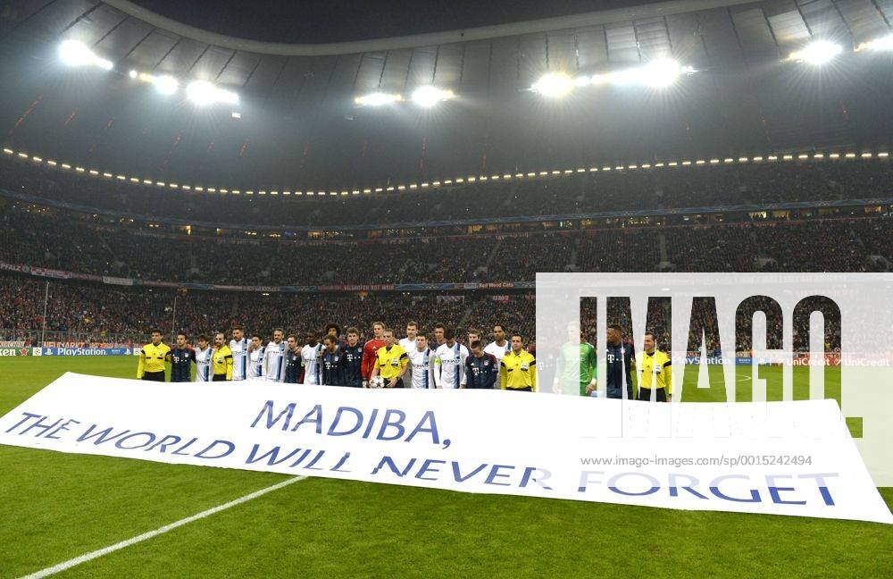 Fussball Champions League 2013 2014, Vorrunde, 6.Spieltag, FC Bayern München - Manchester City FC, in der Allianzarena München. Gedenken an den verstorbenen Nelson Mandela, die beiden Mannschaften stellen sich gemeinsam zum, Gruppenfoto vor dem Plakat Madiba, wir werden dich nie vergessen !