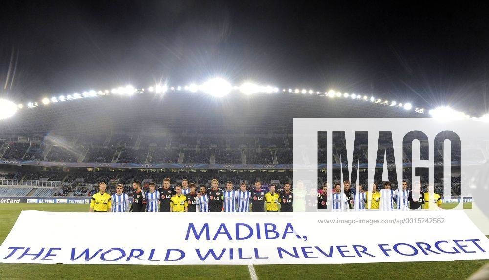 UEFA CHAMPIONS LEAGUE REAL SOCIEDA - BAYER LEVERKUSEN - Spieler mit Tranparent zum Tode von Nelson Mandela -