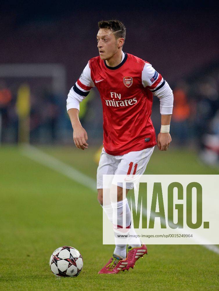 FUSSBALL CHAMPIONS LEAGUE SAISON 2013 2014 Vorrunde SSC Neapel - Arsenal London 11.12.2013 Mesut Özil (Arsenal) am Ball