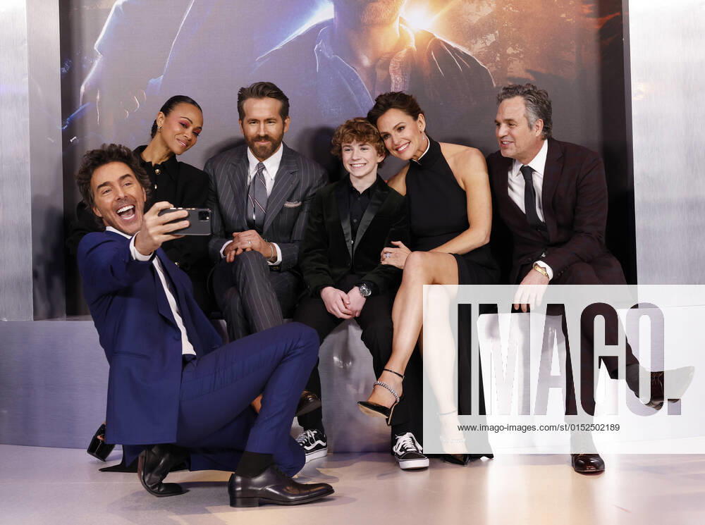 Shawn Levy takes a selfie with Zoe Saldana, Ryan Reynolds, Walker Scobell, Jennifer Garner and Mark Ruffalo while they are together for a cast photo on the red carpet at the Netflix World Premiere of The Adam Project at Alice Tully Hall Lincoln Center in New York City on Monday, February 28, 2022. NYP20220228199 JohnxAngelillo