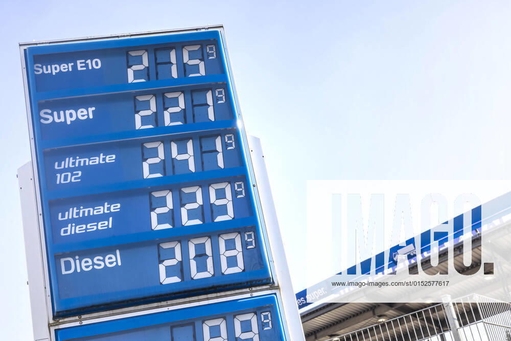 Fuel prices go through the roof The price of diesel is at an all-time high At the Sindelfinger Wald service station in Baden Württemberg, gasoline and diesel cost more than two euros 04 03 2022 DEU, Germany, Baden Württemberg, Sindelfingen