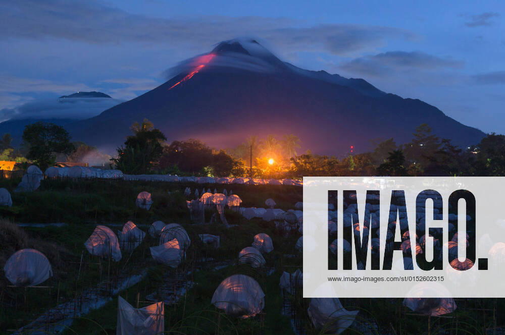 Merapi mountain spews volcanic materials as seen from Ngemplak. Sleman Indonesia - ZUMA Pho 20220306_mda_y78_500