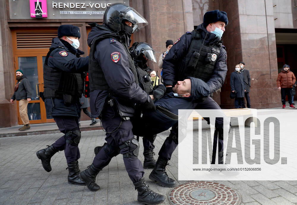 Ukraine-Konflikt, Polizei verhaftet Anti-Kriegs-Demonstranten in Moskau, Russland MOSCOW, RUSSIA - MARCH 6, 2022: Law enforcement officers detain a man during an unsanctioned protest against the special military operation announced by Russia s President Putin in Ukraine on February 24 in response to appeals for help from the leaders of the Donetsk and Lugansk People s Republics. Vyacheslav Prokofyev TASS TS126B74