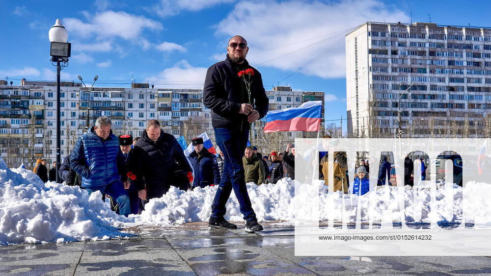 Nationalists lay flowers at the Soviet Monument of Glory on the streets of Voronezh on a weekend of pro and anti-war protests..Over the weekend, pro and anti-war actions were held in Voronezh, located several hundred kilometers from the border with Ukraine. Voronezh Russia - ZUMAs197 20220306_zaa_s197_204