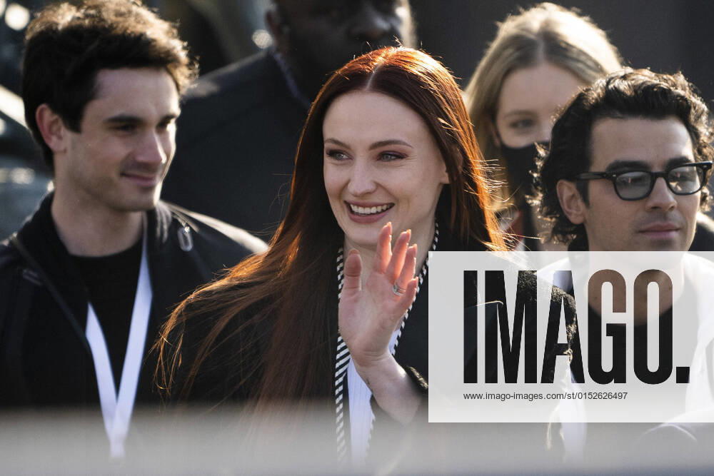 Sophie Turner CELEBRITES : Arrivees des Celebrites au defile Louis Vuitton - Paris - 07 03 2022 JBAutissier Panoramic