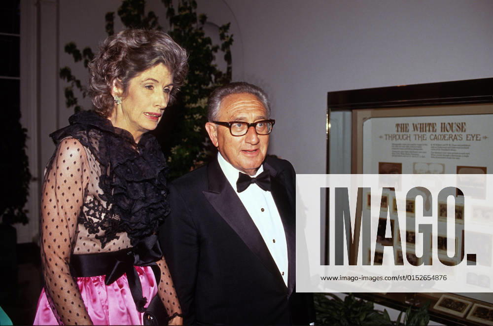 Former US Secretary of State Henry A Kissinger and his wife, Nancy, arrive at the White House in Washington, DC for the State Dinner honoring Queen Elizabeth II on May 14, 1991 Washington USA - ZUMAs152 19910514_zaa_s152_001