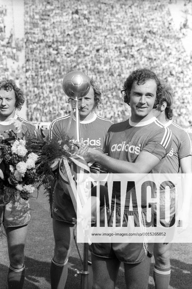 Franz Beckenbauer (FC Bayern München) wird als deutscher Fußballer des Jahres 1974 ausgezeichnet