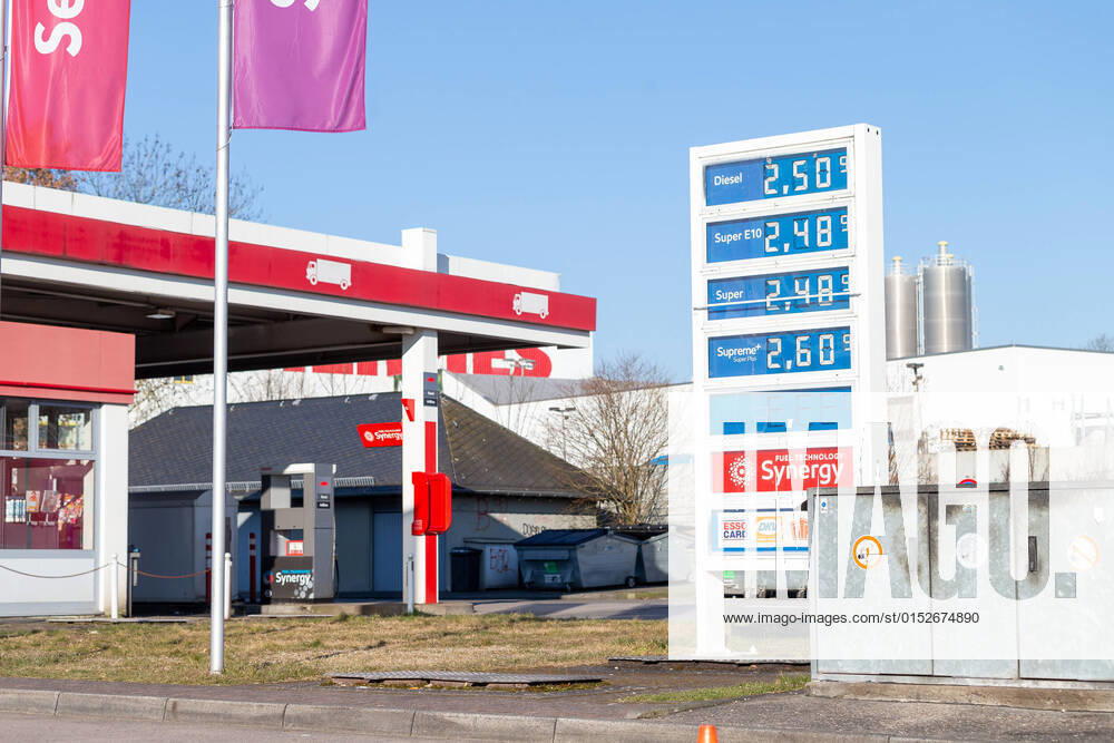 Freeway A3 price of diesel reaches 2.50 euros per liter, 10 03 2022, location service area Heiligenroth in freeway A3
