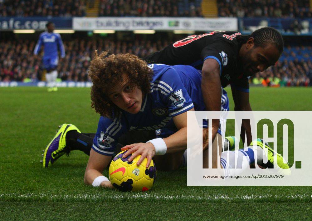 Chelsea FC London v Crystal Palace . . London, UK . . 14.12.2013 David Luiz (C) Cameron Jerome (CP)