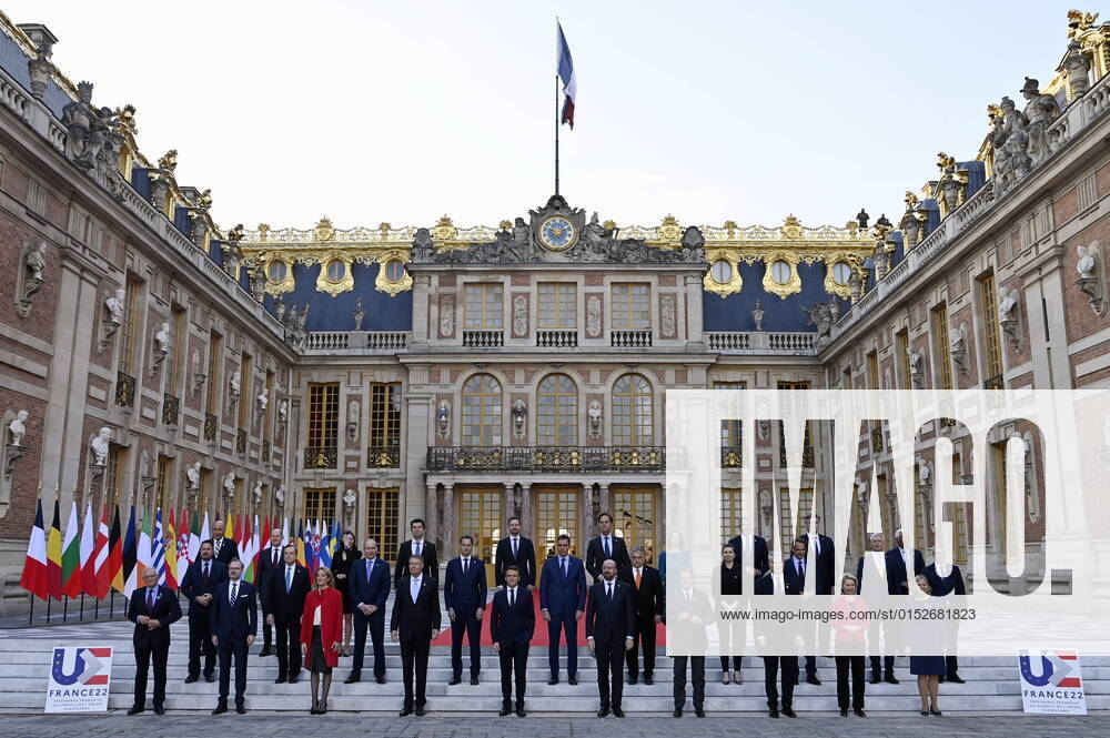 EU-Gipfel in Versailles Prime Minister Alexander De Croo (CL, middle row), President of France Emmanuel Macron (C front) and Belgian Prime Minister Charles Michel (CR) and their fellow heads of state pose for the traditional family photo group photo at the start of an informal meeting of the Heads of State or Government of the European Union, to discuss the consequences of the Russian invasion in Ukraine, in Versailles, near Paris, France, Thursday 10 March 2022. ERICxLALMAND 20141206
