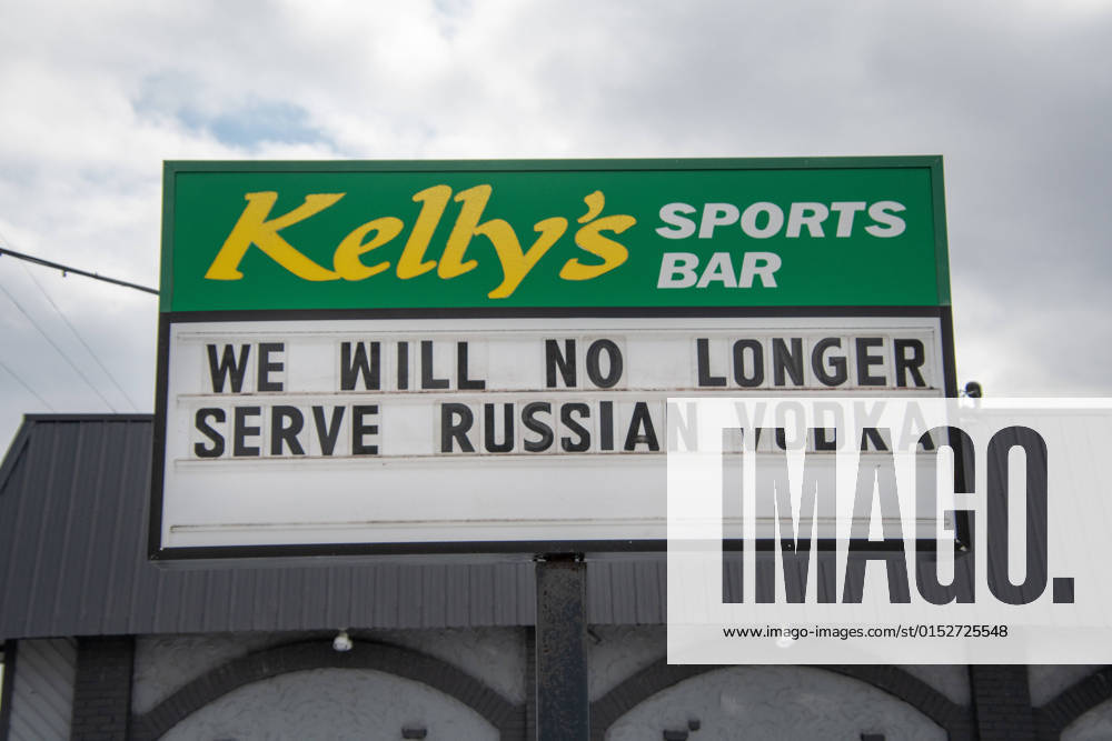 Ukraine-Krieg, Jahrestag der Invasion, Chronologie der Ereignisse, Archivbilder Stand With Ukraine Rally Held In Metro Detroit Kelly s Sports Bar in Warren, MI, neighbor to the Ukrainian Cultural Center and two Ukrainian credit unions, showcases their boycott of Russian Vodka (March 13, 2022). Warren, Michigan United States