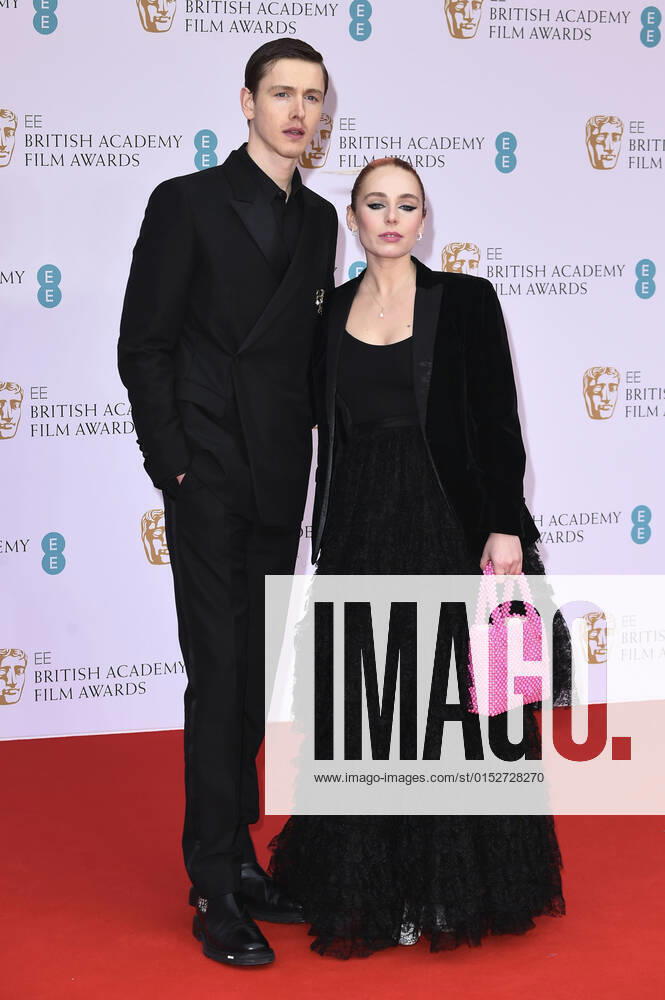 Harris Dickinson and Rose Gray at the BAFTA Film Awards 2022 75th British Academy Film Awards at the Royal Albert Hall London, 13 03 2022. Foto:xS.xFuturexImage