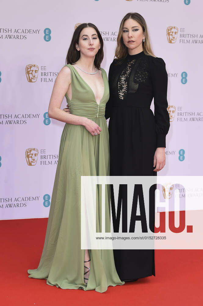 Alana Haim and Este Haim at the BAFTA Film Awards 2022 75th British Academy Film Awards at the Royal Albert Hall London, 13 03 2022. Foto:xS.xFuturexImage