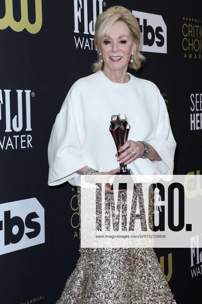 27th Annual Critics Choice Awards - Press Room Jean Smart wearing Valentino Couture with Jimmy Choo shoes, a Rodo clutch, and a Girard-Perregaux watch poses in the press room with her award for Best Actress in a Comedy Series for Hacks at the 27th Annual Critics Choice Awards held at the Fairmont Century Plaza Hotel on March 13, 2022 in Century City, Los Angeles, California, United States. Fairmont Century Plaza Hotel, Century City, Los Angeles, California California United States