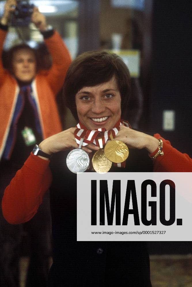 Rosi Mittermaier (BR Deutschland) präsentiert ihre zwei Goldmedaillen von der Abfahrt und dem Slalom sowie ihre Silbermedaille aus dem Riesenslalom Alpiner Skilauf OS Winter Damen Olympische Winterspiele 1976, Olympia, Olympiade, Spiele, Ski Alpin, Skisport, Vdia Einzelbild Innsbruck Freude,