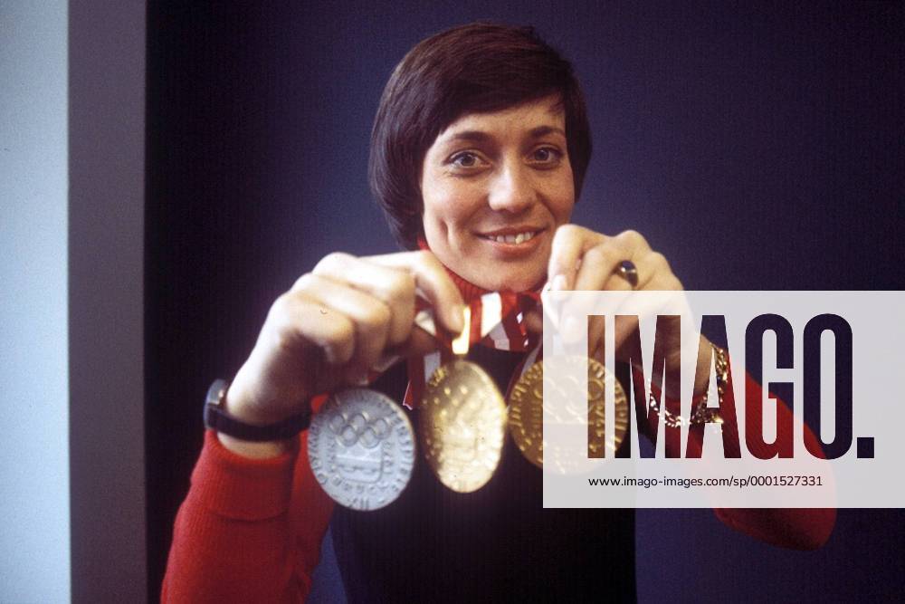 Rosi Mittermaier (BR Deutschland) präsentiert ihre zwei Goldmedaillen von der Abfahrt und dem Slalom sowie ihre Silbermedaille aus dem Riesenslalom Alpiner Skilauf OS Winter Damen Olympische Winterspiele 1976, Olympia, Olympiade, Spiele, Ski Alpin, Skisport, Vdia Einzelbild Innsbruck