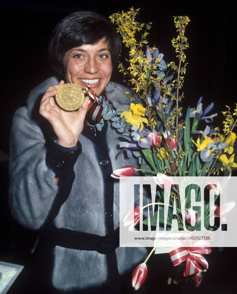 Rosi Mittermaier (BR Deutschland) präsentiert ihre Goldmedaille Alpiner Skilauf OS Winter Damen Olympische Winterspiele 1976, Olympia, Olympiade, Spiele, Ski Alpin, Skisport, Vdia Einzelbild Innsbruck Freude,