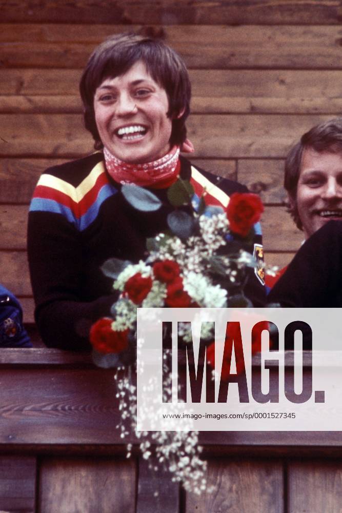 Olympiasiegerin Rosi Mittermaier (BR Deutschland) mit einem Blumenstrauß auf dem Balkon Alpiner Skilauf OS Winter Damen Olympische Winterspiele 1976, Olympia, Olympiade, Spiele, Ski Alpin, Skisport, Vdia Einzelbild Innsbruck Freude,