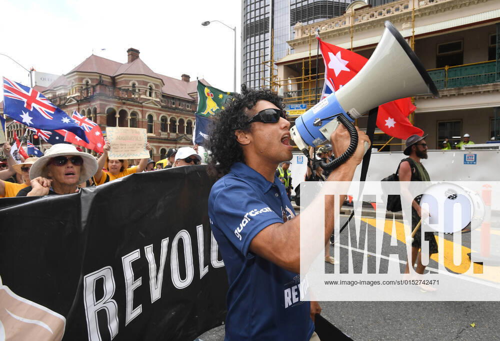 KW11 ANTI COVID19 VACCINE MANDATE PROTESTS QLD, Protesters are seen during an anti-vaccination mandate rally outside Queensland Parliament House in Brisbane, Tuesday, March 15, 2022. ( NO ARCHIVING, , NO USE IN BOOKS WITHOUT CONSENT BRISBANE QLD AUSTRALIA