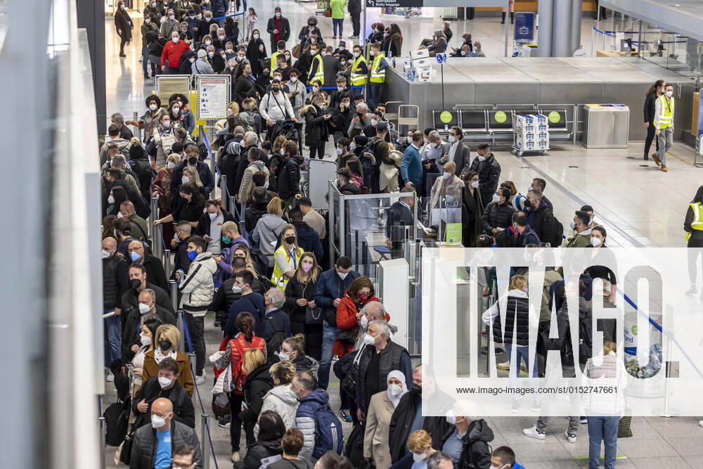Long waiting times and flight cancellations at Stuttgart Airport Security checkpoint staff on strike The ver di trade union wants more money for the approximately 25,000 industry employees nationwide 15 03 2022 DEU, Germany, Baden Württemberg, Stuttgart