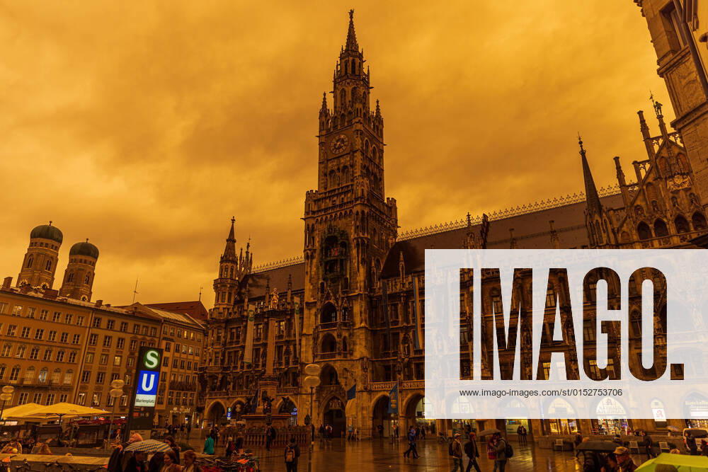 MÜNCHEN, DEUTSCHLAND 15. MÄRZ Ein seltenes meteorologisches Phänomen, das einen orangefarbenen Himmel aufgrund von Saharastaub am Himmel am 15. März 2022 in München, Deutschland verursacht Saharastaub verursacht einen orangefarbenen Himmel über dem Marienplatz in München München Deutschland
