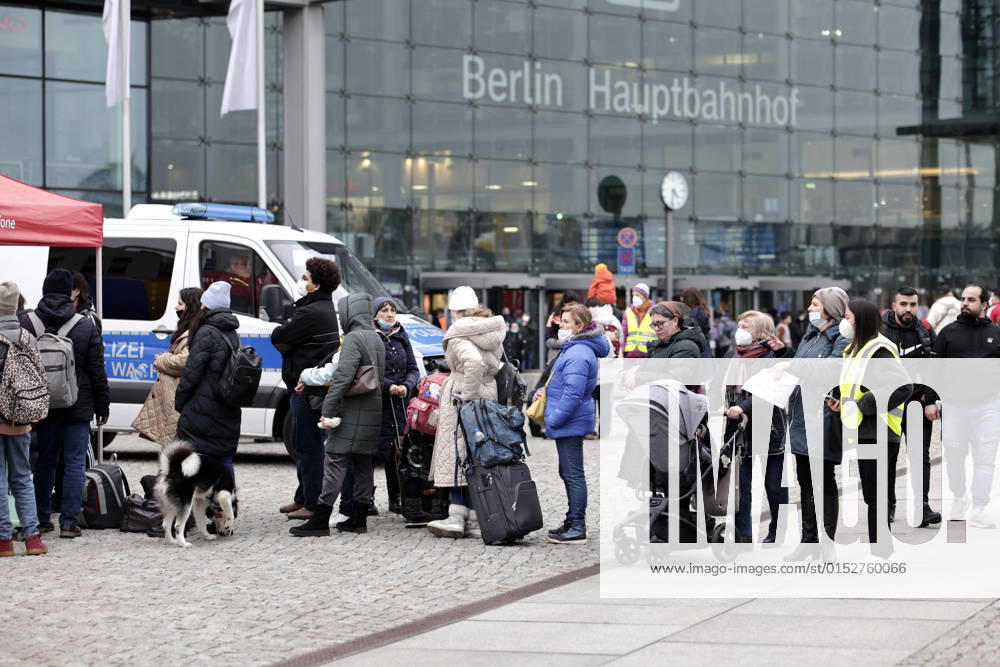War refugees from Ukraine arrive at Berlin main station A queue of people has formed in front of a Vodafon stand on Washingtonplatz, directly in front of the main station, DEU, Berlin