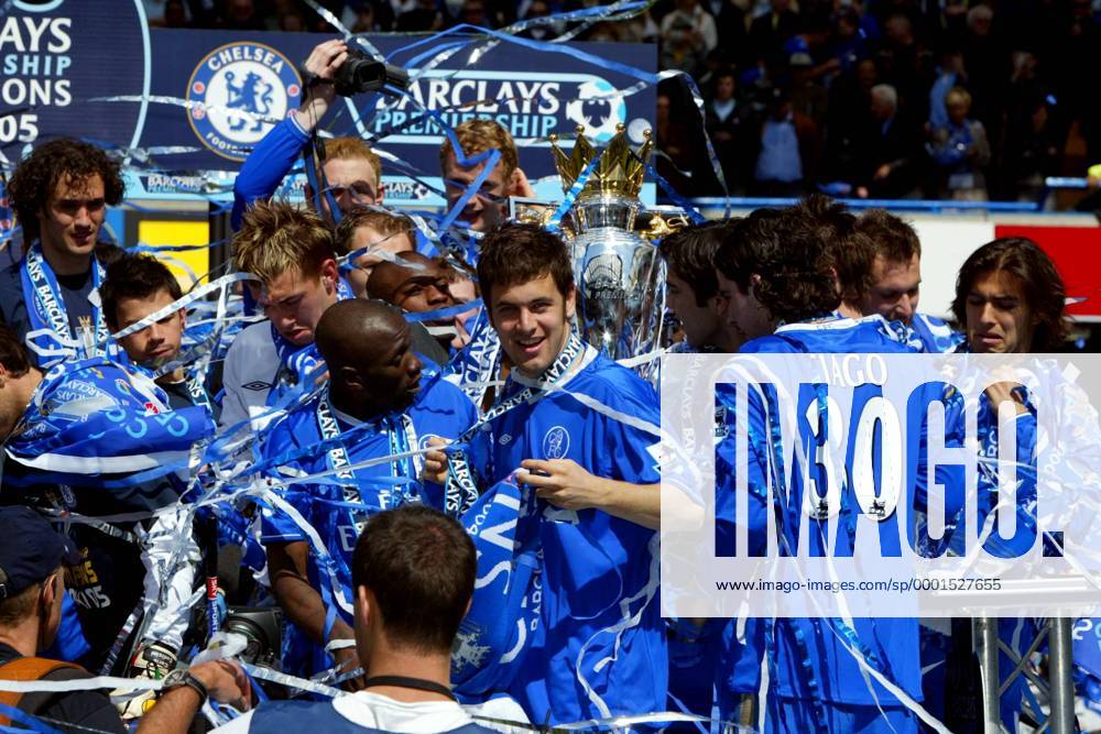 Die Spieler aus Chelsea feiern den Gewinn der englischen Meisterschaft gebührend, mittendrin Joe Cole (re.) und Claude Makelele - Fußball Herren English Premier League 2004 2005, 1. Englische Liga, Chelsea FC London, Gruppe London Begeisterung, Freude,