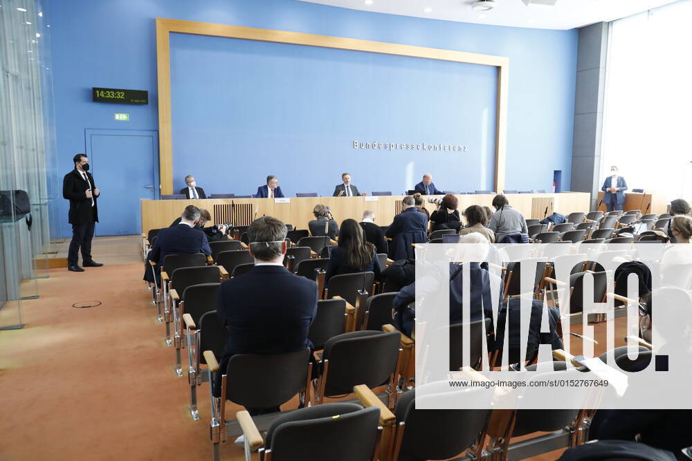 State Secretary Werner Gatzer, BMF, Federal Minister of Finance Christian Lindner, Germany, Berlin, Federal Press Conference, Topic Key Figures on the Government Draft 2023 and Financial Plan 2022 2026