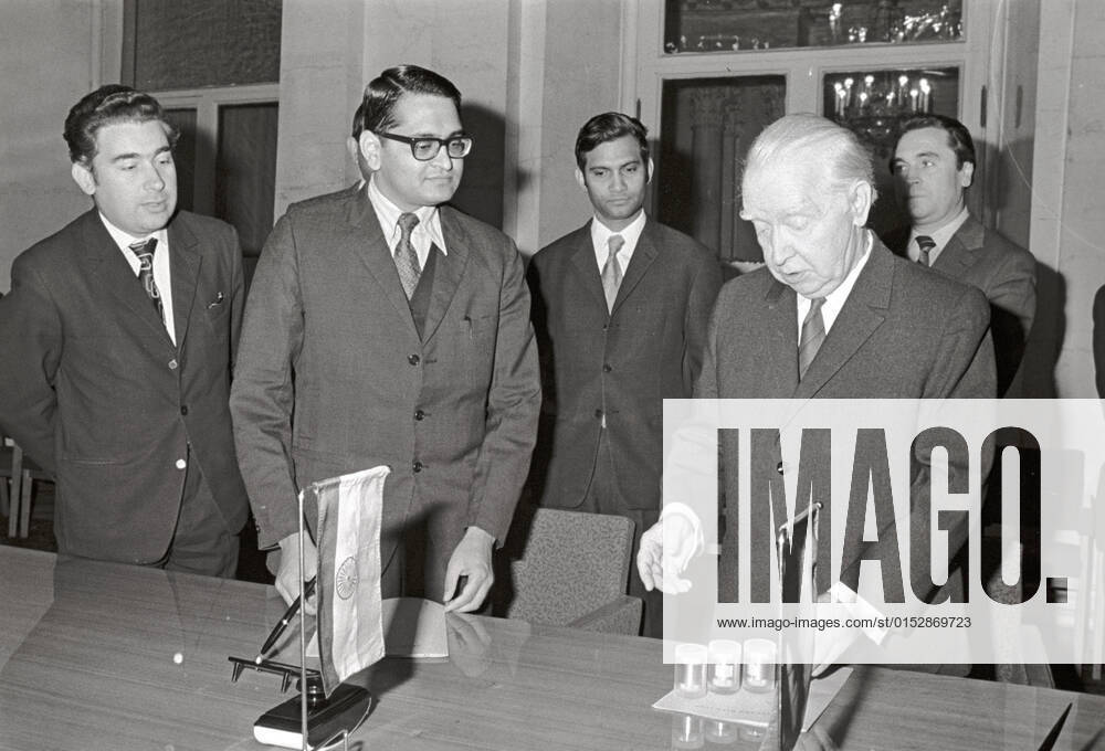 Alexandre Vinogradov and Narendra Bkhandari 469216 26.12.1972 Vice president of the USSR Academy of Sciences, Alexandre Vinogradov, right, presenting representative of the Indian Academy of Sciences, Narendra Bkhandari, with samples of moon soil delivered by the Luna-16 and Luna-20 Soviet automatic stations. Alexander Sputnik Moscow Russia