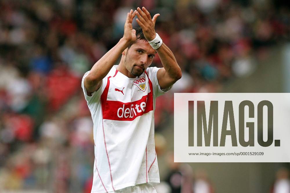 Kevin Kuranyi (Stuttgart) bedankt sich bei den Zuschauern Fußball 1. BL Herren Saison 2004 2005, VfB Stuttgart Einzelbild Stuttgart