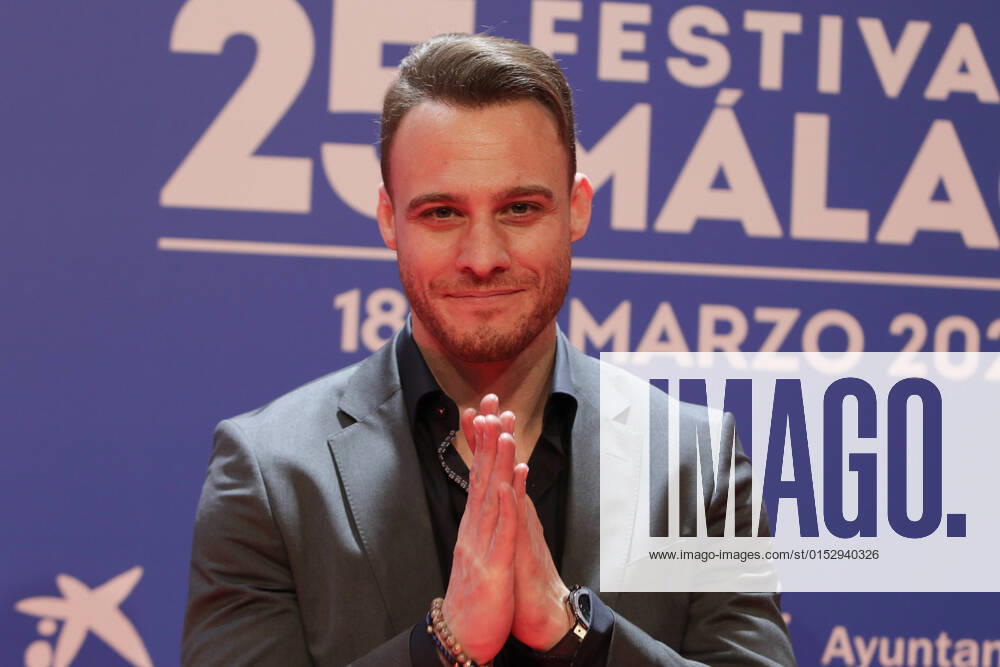 March 18, 2022 (Malaga) The Malaga Film Festival has opened its doors this Friday with an inaugural red carpet that has brought together some of the best known artists in our country and also internationally. Turkish actor Kerem BoÂ¼rsin, protagonist of Love is in the air, has been one of the attendees and has taken an impressive mass bath, causing a real madness among fans located on the other side of the fence. Fans of the series, of all ages, asked him to kiss, take pictures or sign some of the memories they had taken. An occasion in which the performer, who gives life to Serkan in the fiction that aired his last episode in September, has seen his success in Spain. - ZUMAc161 20220318_zap_c161_004