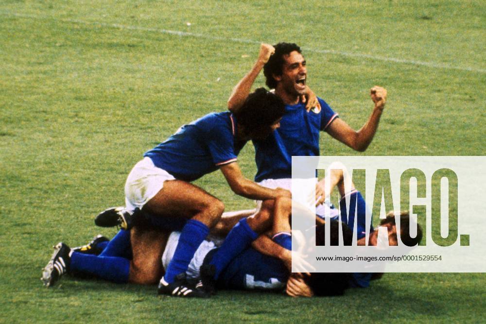 Schlußjubel Italien: Claudio Gentile (re.), Antonio Cabrini (li.) und die am Boden liegenden Alessandro Altobelli (vorn, re.) der sich mit Paolo Rossi (Mitte) und Fulvio Collovati umarmt Fußball WM Herren Weltmeisterschaft 1982, Nationalmannschaft, Nationalteam, Nationaltrikot, Länderspiel, Finale Gruppe Madrid Begeisterung, Freude,
