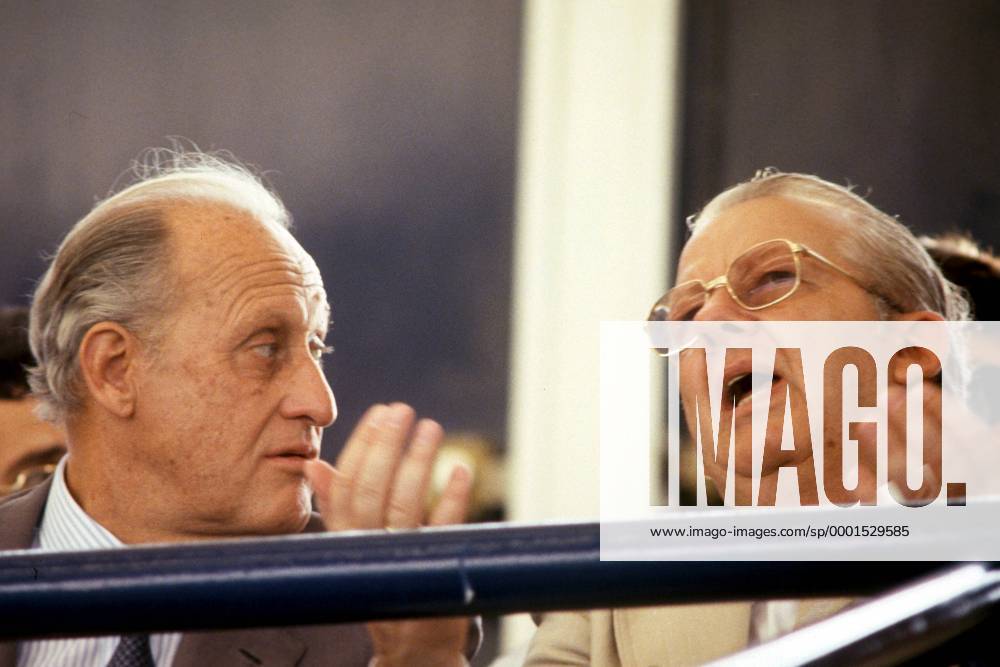 DFB Präsident Hermann Neuberger (BR Deutschland, re.) im Gespräch mit FIFA Präsident Joao Havelange (Brasilien) Fußball WM Herren Weltmeisterschaft 1982, Nationalmannschaft, Nationalteam, Länderspiel, Finale Gruppe Madrid
