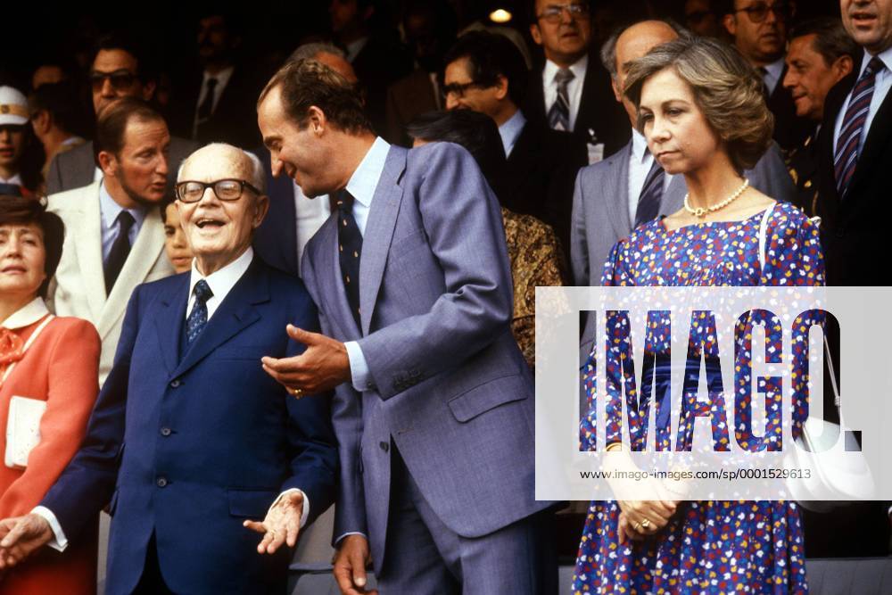 Staatsräsident Sandro Pertini (Italien, li.) im Gespräch mit König Juan Carlos von Spanien (Mitte), daneben seine Ehefrau Königin Sofia Fußball WM Herren Weltmeisterschaft 1982, Nationalmannschaft, Nationalteam, Länderspiel, Finale Gruppe Madrid Harmonie,