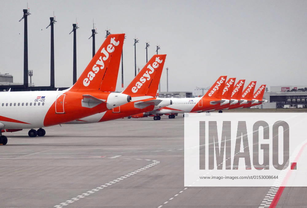 Schoenefeld, Brandenburg, GER - Flugzeuge der easyJet parken auf dem Vorfeld des Flughafen BER. (abgestellt, Airline, Alltag, aussen, Aussenaufnahme, Billigflieger, Billigfluggesellschaft, Brandenburg, deutsch, Deutschland, easy Jet, easyJet, Europa, europaeisch, Fernreise, Flieger, Fluggesellschaft, Fluglinie, Flugreise, Flugtechnik, Flugverkehr, Flugzeuge, Gesellschaft, Jahreszeit, Luftfahrt, Luftfahrtgesellschaft, Luftfahrtunternehmen, Luftverkehr, Maschinen, niemand, parken, Parkposition, Passagierflugzeuge, Passagiermaschinen, QF, Querformat, Reise, Schoenefeld, Tourismus, Transport, Unternehmen, Verkehr, Verkehrsflugzeuge, Verkehrsmaschinen, verreisen, Vorfeld, Westeuropa, Winter, Wirtschaft, zivile Luftfahrt, Zivilluftfah