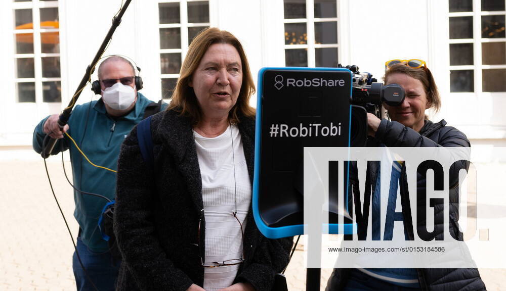 Saarlands Prime Minister Tobias Hans has Corona His election campaign he makes nevertheless further, with Robi Tobi, a fahrbahren Ipad, steers he himself on Tuesday 21 3 2022 by the Saarbrücker pedestrian precinct Passers-by can talk then live with him bub