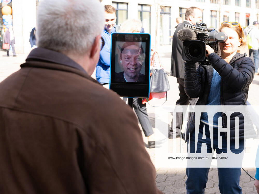 Saarlands Prime Minister Tobias Hans has Corona His election campaign he makes nevertheless further, with Robi Tobi, a fahrbahren Ipad, steers he himself on Tuesday 21 3 2022 by the Saarbrücker pedestrian precinct Passers-by can talk then live with him bub