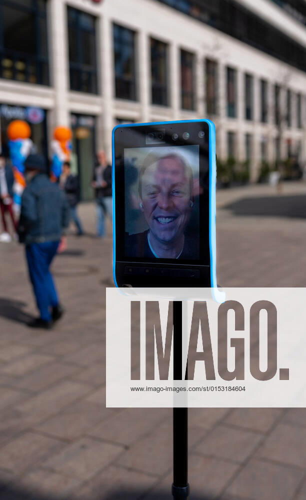 Saarlands Prime Minister Tobias Hans has Corona His election campaign he makes nevertheless further, with Robi Tobi, a fahrbahren Ipad, steers he himself on Tuesday 21 3 2022 by the Saarbrücker pedestrian precinct Passers-by can talk then live with him bub