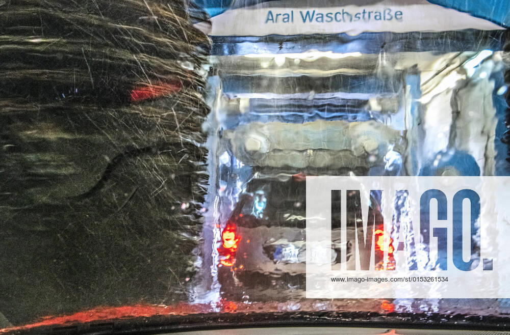 Car in the car wash, Munich, 21 March 2022 Germany, Munich, 21 03 2022, car in the car wash, car wash of Aral, view from inside the car to the rotating brushes and the front vehicle on the conveyor belt, car wash, washing, car wash, car wash streets, cleaning, clean, clean, March 2022, Bavaria,
