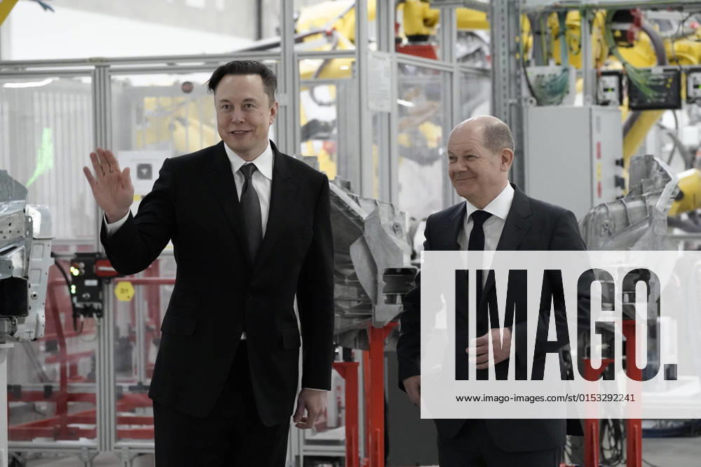 Tesla Delivery Day opening of the Tesla Gigafactory in Gruenheide near Berlin Current, 22 03 2022, Gruenheide, Chancellor of the Federal Republic of Germany Olaf Scholz and Elon Musk Tesla boss during the short tour of the production at the Tesla Delivery Da