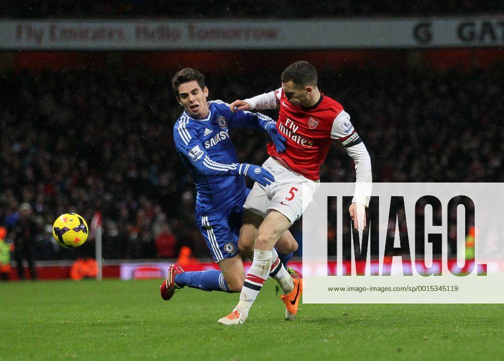 Arsenal s Thomas Vermaelen tussles with Chelsea s Oscar Arsenal FC London - Chelsea FC London. Premier League - Emirates Stadium - London - England - 23 12 2013 - KleinxSportimagex .