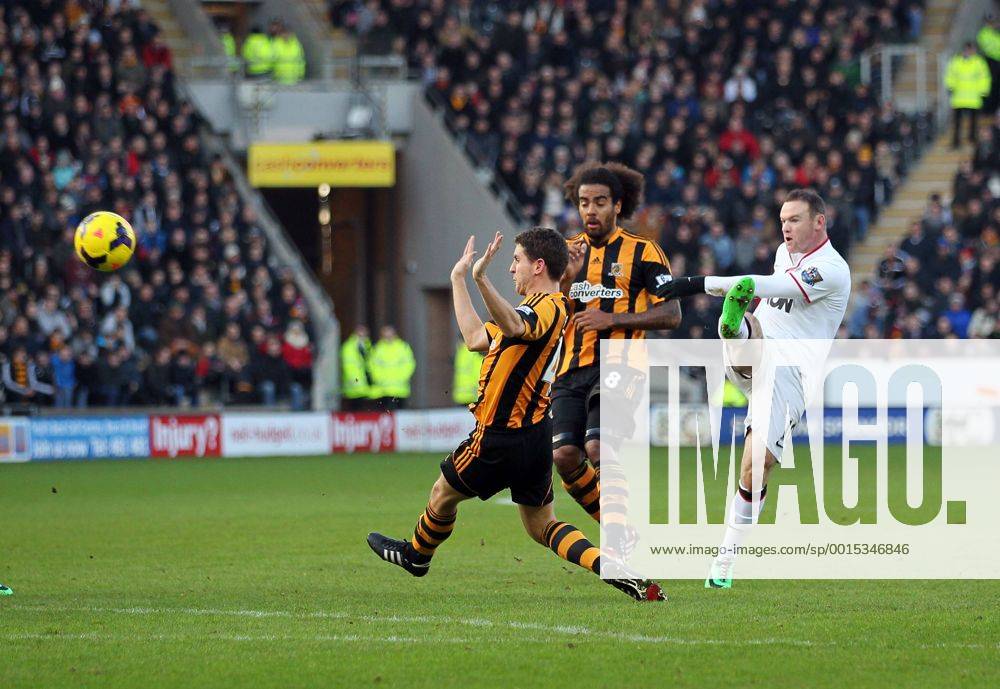 Manchester United s Wayne Roney scoring his sides second goal Hull City vs Manchester United - Premier League - KC Stadium - London - England - 26 12 2013 - Pic David Klein Sportimage .