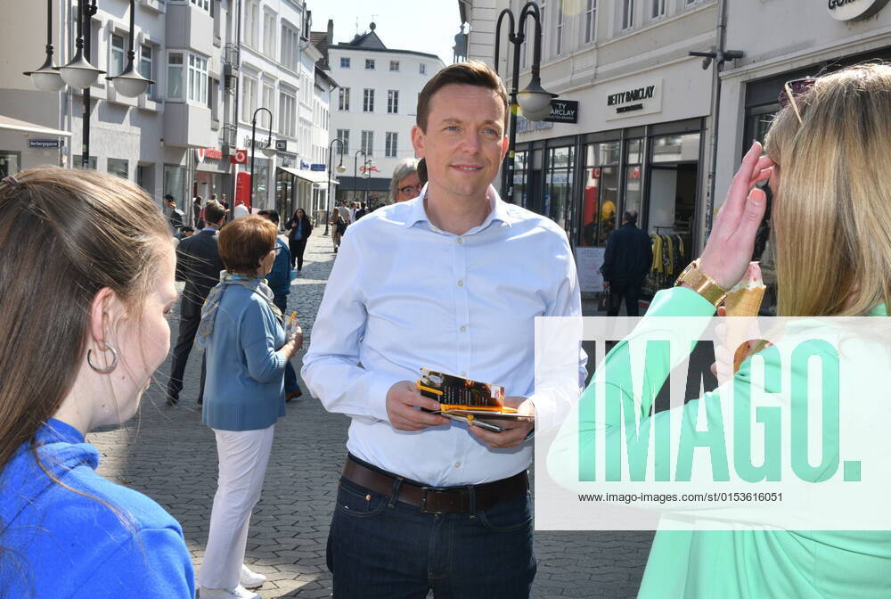 Saarlands Prime Minister Tobias Hans CDU makes in Saarbrücken on Friday 25 3 2022 street election campaign in the pedestrian zone bub